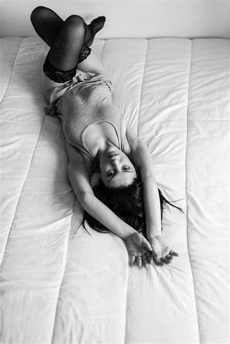 Black And White Portrait Of Woman Who Lay In Bed Del Colaborador De