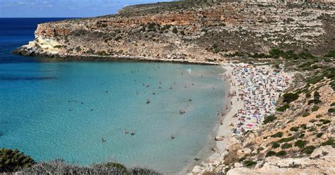 Lampedusa is the largest part of the comune of lampedusa e linosa which also includes the smaller islands of linosa lampedusa is an arid island, with no sources of water other than irregular rainfall. Lampedusa, turista scivola arrampicandosi su un costone ...