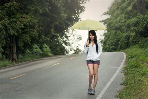 [無料写真] 傘を差して道路を歩く女性 パブリックドメインq：著作権フリー画像素材集