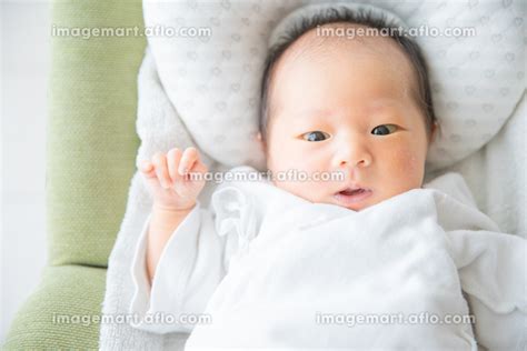 日本人の新生児（0歳0ヶ月） （人物）の写真素材 [125286538] イメージマート