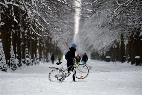 The Biggest Snow In Decades Just Fell In Paris Heres What It Looked