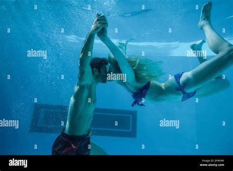 Young Couple Kiss Swimming Pool Fotos Und Bildmaterial In Hoher