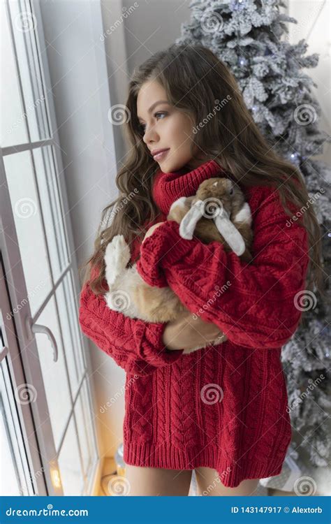 Het Mooie Langbenige Jonge Meisje Die Rode Sweater En Wolsokkenverblijven Dragen Bij Het