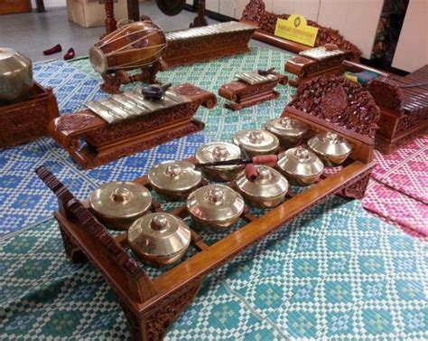 Bonang tampak mirip seperti gamelan, hanya saja ada poros berbentuk cembung di bagian tengahnya. Lengkap] Alat Musik Tradisional Jawa Timur Beserta Gambar!
