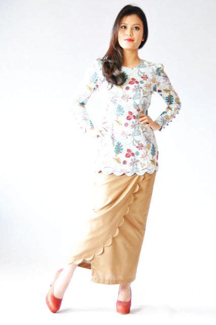 Sedangkan para wanita memakai kebaya pendek berbahan kain tenun. Baju Melayu Lelaki Tradisional - BAJUKU