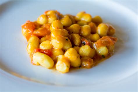 La rana pescatrice al forno, accompagnata da saporite patate, è un gustoso e ricercato secondo piatto di pesce, da preparare per un'occasione rana pescatrice al forno. Rana Pescatrice: 6 ricette golose per ogni occasione