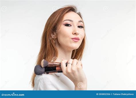 Artista De Maquiagem De Beleza Feche A Coreia Linda Jovem Sorrindo Segurando Escovas De