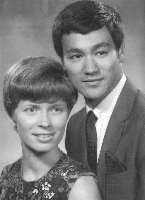 Bruce With His Wife Linda Bruce Lee Bruce Lee Pictures Bruce Lee Photos