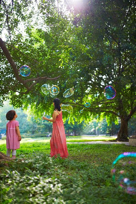 «Happy Little Asian Girl Playing With Her Mother In The Park» del
