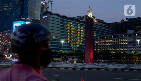 Foto Dukung Tenaga Medis Hotel Indonesia Kempinski Nyalakan Lampu Berbentuk Hati Foto