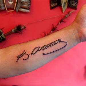 Atatürk imzası robert lisesinde ermeni asıllı bir öğretmen olan hagop vahram çerçiyan yaptırılmıştır. Besiktas - Tattoo , Piercing , Kalıcı Makyaj : Kemal ...