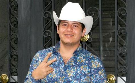 Remmy valenzuela se encuentra en el ojo del huracán por supuestamente golpear a su primo carlos armando n y a la novia de su pariente, katy aracely n. Las críticas acaban a Remmy Valenzuela