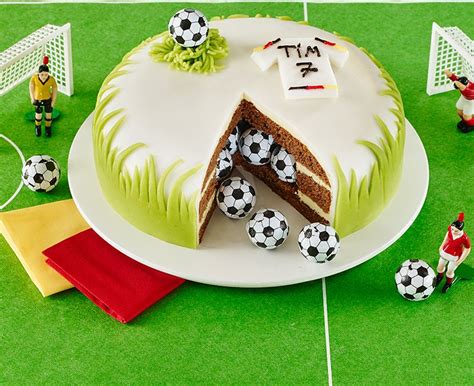 Weitere ideen zu fußball kuchen, fussball geburtstag, fußball torte. Fußball-Überraschungstorte | Rezept in 2020 | Überraschung ...