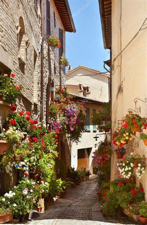 Beautiful Street In Spello Italy — Stock Photo © Olgysha 117951316