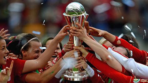 DFB Pokal der Frauen Trophäen Historie Der DFB DFB