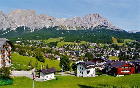 It is without doubt the place to be seen in the italian alps. Cortina d'Ampezzo: appartamenti e cosa fare d'estate e d ...