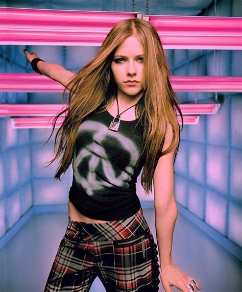 Thats Hot Iconic 2000s On Instagram “avril ☠️💕” Avril Lavigne Style Style Avril Lavigne