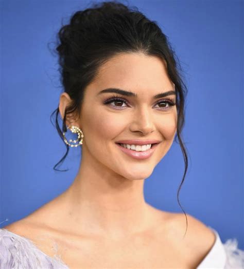 Jenner, 22, has been romantically linked to anwar hadid, 19, who is the youngest brother of models gigi and bella hadid, and the two might be ready to take their fling to the next step. Kendall Jenner besándose con Anwar Hadid, hermano de Bella ...