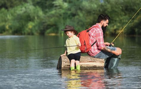 Pescadores Padre E Hijo Pescando En Un Río Con Una Caña De Pescar Pesca
