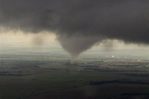 Tornadoes Roar Across Plains 12 Injured As Twister Slams Oklahoma City