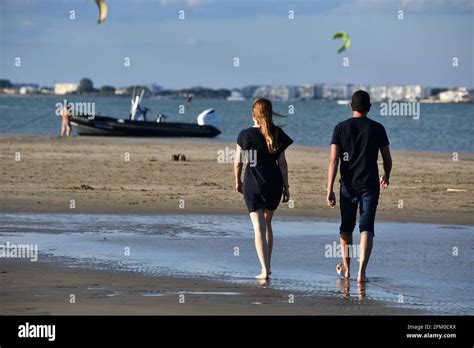 Mann Und Frau Gehen Am Strand Port Camargue Mittelmeer Palavas Les