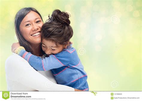 Madre Feliz E Hija Que Abrazan Sobre Verde Imagen De Archivo Imagen