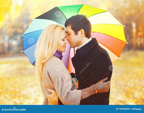 Retrato De Pares De Beijo Românticos No Amor Com Guarda Chuva Colorido Junto No Dia Ensolarado