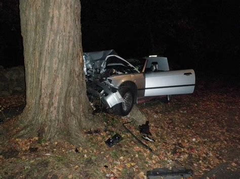 Car Hits Tree In Westport 3 Hospitalized