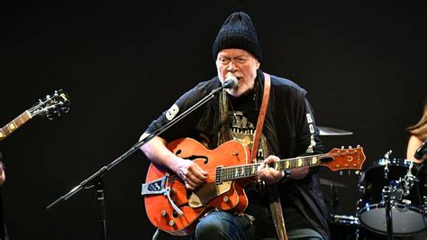 SZOLJON Negyvenhat év után kapta vissza ellopott gitárját egy zenész