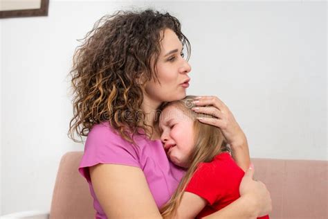 La Madre Calma Al Hijo Gritador Del Bebé Imagen De Archivo Imagen De