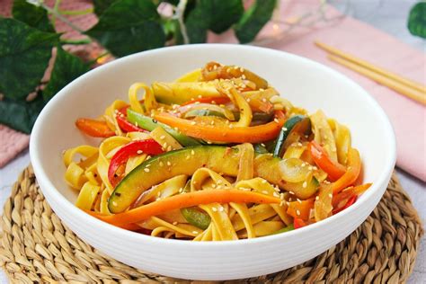 Tallarines con verduras y soja receta rica y fácil de estilo oriental