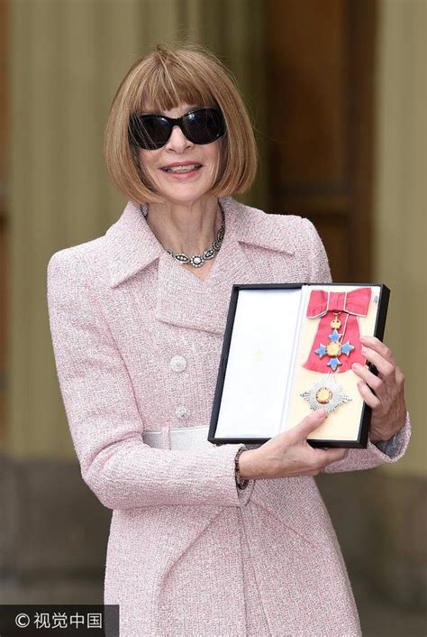 主編安娜溫圖爾受封為大英帝國司令 獲伊麗莎白二世女王授予勳章 每日頭條