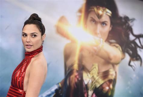 ‘snl Gal Gadot Spoofs Wonder Womans Lesbian Lore With Kate Mckinnon