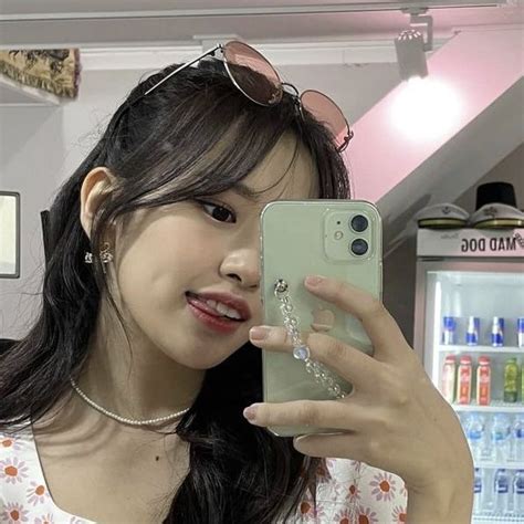 Izone Ahn Yujin Mirror Selfie Selca Kpop Girl Icon Pfp Cute Pretty Aesthetic Pink Selebritas