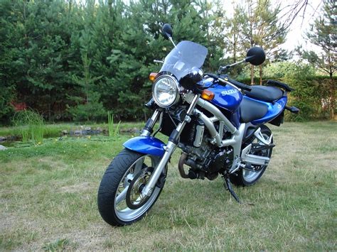 La sv650 est doté d'un moteur répondant aux normes euro5, d'une consommation de carburant maîtrisée, d'un poids allégé, le tout pour un package sportif abordable. SUZUKI SV650 - Review and photos