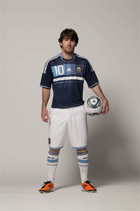 Por aquella hazaña, la asociación del fútbol argentino había decidido que cada 14 de mayo se celebre el día del futbolista en el país. La nueva camiseta de la Selección