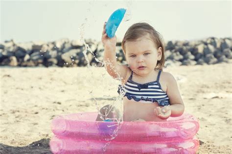 Bambina Che Gioca Sulla Spiaggia Vicino Al Mare Immagine Stock Immagine Di Bambino Adorabile