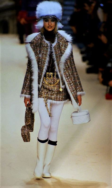 Linda Evangelista Chanel Runway Show Fw 1994 Chanel Runway