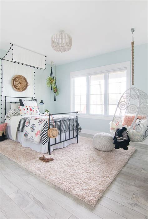 My daughter has had the black and hot pink bedroom going on a for a. Tween Girl Beachy Boho Bedroom | Tween girl bedroom, Tween ...