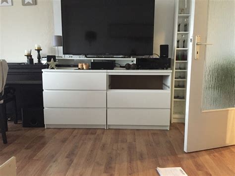 Malm schreibtisch schwarzbraun 140×65 cm das stilreine design kann sich von allen seiten sehen lassen. Two IKEA Malm chests as a TV highboard - IKEA Hackers - # ...