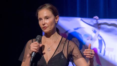 Ashley Judd Walks Again Long After Shattering Leg In Africa Ctv News