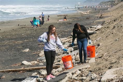 Hundreds Clean Up Sfs Ocean Beach For Surfrider Earth Day Event San