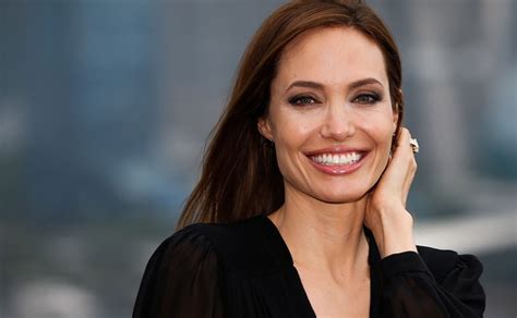 One's built a cyborg/angelina jolie so human, that they hope, she'll get into the competition's hq and explode. Angelina Jolie o cómo sobrevivir al divorcio | Soy Carmín