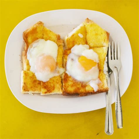 Best kan kalau sesekali kita bersarapan di kopitiam, dengan roti bakar dan kopi yang harum, dan telur separuh masak! Roti Bakar Telur Meleleh Ipoh - Zulfati Izazi Zulkifli