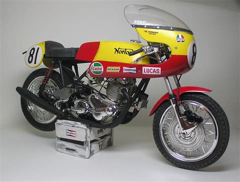 Norton Commando Pr 750cc Plastic Model Motorcycle Kit 19 Scale