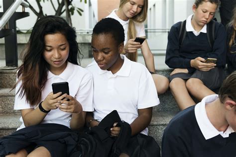 برای مدارس، پذیرش استفاده از تلفن همراه دانش آموزان ممکن است رویکرد بهتری نسبت به ممنوعیت آنها