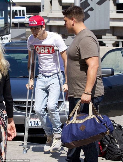 Zayn On Crutches After 2012 Vmas Zayn Malik One Direction I Love One