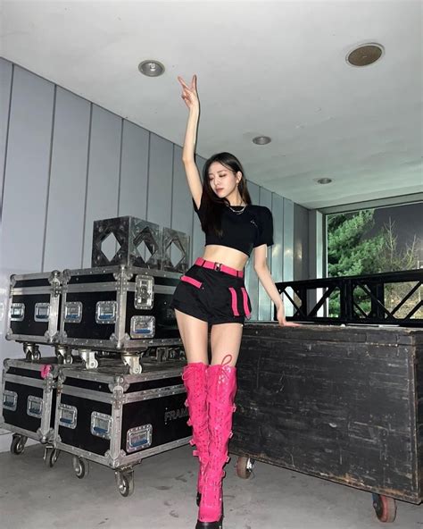 10 Times Itzys Yuna Amazed Us With Her Gorgeous Long Legs Koreaboo