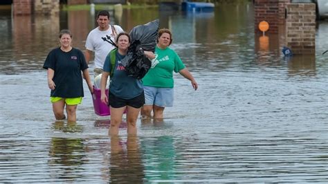 Historic Louisiana Flooding Five Dead And Thousands Rescued Bbc News