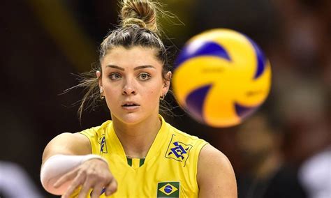 Rosamaria montibeller (nova trento, 9 de abril de 1994) é uma jogadora de voleibol brasileira de ascêndencia italiana. Elogiada por veteranas, Rosamaria é um dos destaques da nova geração - Jornal O Globo